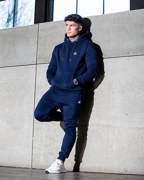 Casual Tracksuit Outfit, Elegant Flyer, Sporty Outfits Men, Monochromatic Fashion, Tracksuit Outfit, Gym Outfit Men, Stylish Men Casual, Street Style Outfits Men, Street Fashion Men Streetwear