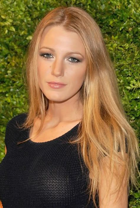 Blake Lively Long Hairstyle: Straight Haircut for Holiday Blake Lively Golden Blonde, Blake Lively Straight Hair, Blake Lively Brown Hair, Blake Lively Strawberry Blonde Hair, Blake Lively Red Hair, Aesthetic Balayage, Blake Lively Hair, Straight Haircut, Black Lively