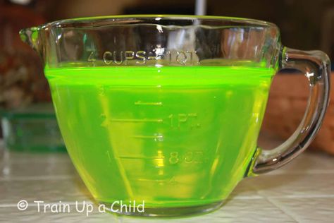 Train Up a Child: How to make glow water (for lots of things) + Glow in the Dark Water Beads. Check out her blog for other glow-tastical stuff! Glow Water, Lights Party, Hantverk Diy, Black Lights, Lights Ideas, Dark Party, Diy Halloween Decor, Water Beads, Glow Party