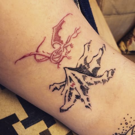 Misty Mountains Tattoo, The Hobbit Tattoo, Lotr Tattoo Ideas, Lotr Sleeve, Smaug Tattoo, Hobbit Tattoo, Tolkien Tattoo, Rings Tattoo, Lord Of The Rings Tattoo