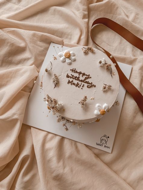 Brown Cake Aesthetic, Cake Brown, Brown Theme, Vintage Birthday Cakes, Daisy Cakes, Cake Aesthetic, Cute Birthday Cakes, Theme Cake, Vintage Birthday