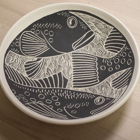 Laurie Landry Sgraffito fish bowl 2015  www.laurielandrypottery.com Sgraffito Bowl, Sgraffito Pottery, Sgraffito Technique, Decor Studio, Keramik Design, Ceramic Fish, Ceramic Techniques, Pottery Techniques, Ceramics Pottery Art