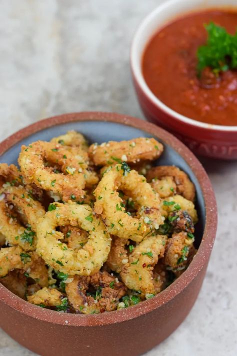 Easy Fried Calamari with Spicy Marinara Sauce - The Migoni Kitchen Calamari Sauce, Spicy Marinara Sauce, Best Marinara Sauce, Calamari Recipes, Seafood Pasta Recipes, Paella Recipe, Fried Calamari, Molecular Gastronomy, Steak Dinner