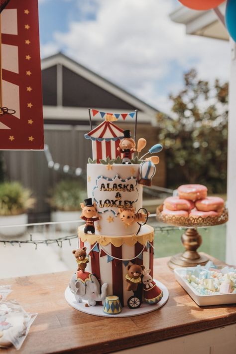 Carnival Circus Theme Party, Carnival Themed Cakes, Carnival Birthday Cakes, Birthday Party Paper Decorations, Vintage Circus Birthday Party, Carnival Birthday Theme, Vintage Carnival Party, Circus Birthday Cake, Carnival Cake