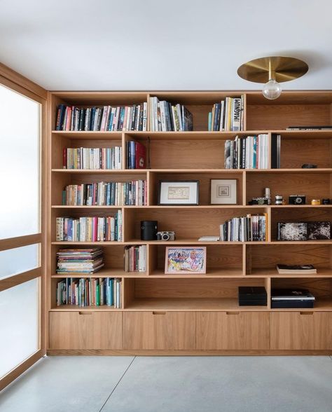 Bookshelves Living Room, Oak Bookshelves, Floor To Ceiling Bookshelves, Built In Shelves Living Room, Bookshelves In Living Room, Shelving Design, Home Library Design, Bookshelf Design, Wall Bookshelves