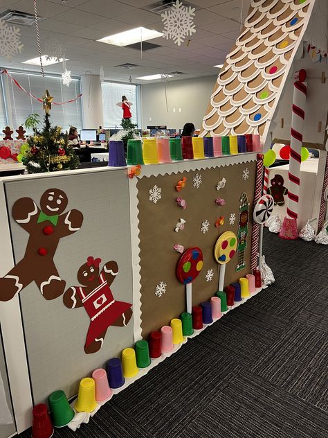 Christmas Office Cube Decorating Ideas, Ginger Bread House Office Decorations, Office Cubicle Gingerbread House, Office Decorated For Christmas, Gingerbread House Cubicle Ideas, Gingerbread House Work Cubicle, Office Gingerbread House Cubicle Diy, Ginger Bread House Cubicle Decorations, Christmas Village Office Cubicle