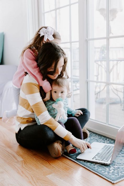 Mom Entrepreneur Photoshoot, Insta Mom Pictures, Busy Mom Aesthetic, Mompreneur Photoshoot, Working Mom Photoshoot, Mom Instagram Pictures, Mom Life Pictures, Working Mom Aesthetic, Mom Branding