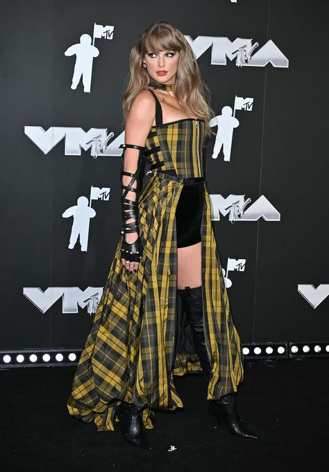 2024 MTV VMAs: Taylor Swift hits the carpet in edgy plaid dress - Good Morning America Vmas Taylor Swift, Vmas Dress, Taylor Swift Vma, Taylor Swift Red Carpet, Taylor Swift Dress, Bad Dresses, Taylor Swift New, Taylor Swift Music, All About Taylor Swift