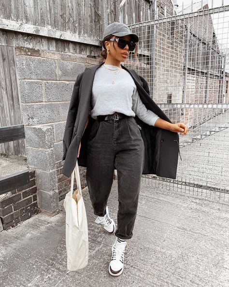 S A R A H  H O L D E R on Instagram: “When I say baggy, you say jeans; BAGGY .. BAGGY .. 👖🌚 Cap - @primark  Sweat - vintage  Blazer - @zaraman Jeans - @asos  Trainers -…” Grey Mom Jeans Outfit Winter, Baloon Jeans Outfit Ideas, Baggy Mom Jeans Outfit, Madi Bernard, Boyfriend Jeans Winter, Jean Ideas, Boyfriend Jeans Outfit, Sweat Vintage, Jeans Outfit Winter