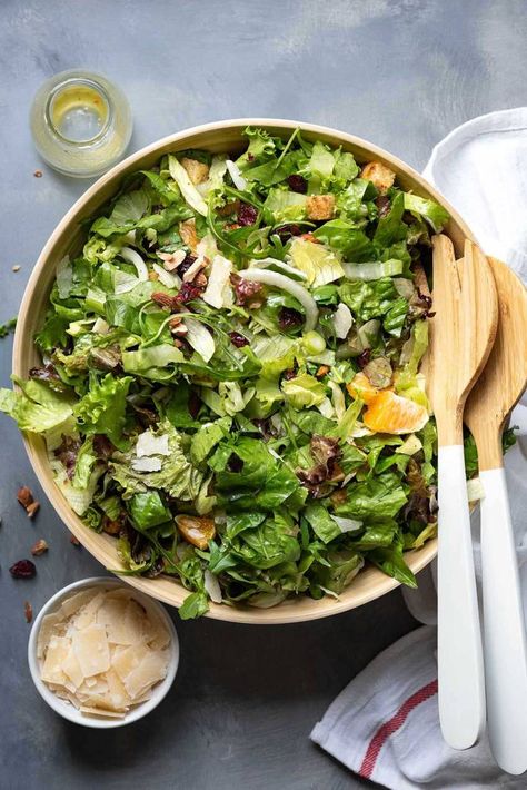 Tossed Green Salad, Salads For A Crowd, Green Salad Recipes, Resep Salad, Greek Pasta, Vinegar And Honey, Croutons Homemade, Tossed Salad, Large Salad Bowl