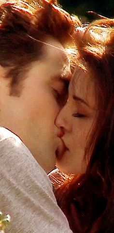 Bella Y Edward, Calin Gif, Movie Kisses, Robert Pattinson Twilight, Twilight Edward, Robert Pattinson And Kristen, Breaking Dawn Part 2, Romantic Couple Kissing, Edward Bella