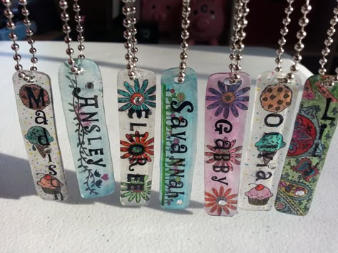 Shrinks Dink, Plastic Fou, Diy Shrink Plastic, Shrinky Dink Jewelry, Shrinky Dink Crafts, Mops Crafts, Shrink Plastic Jewelry, Decorative Stamps, Shrink Art