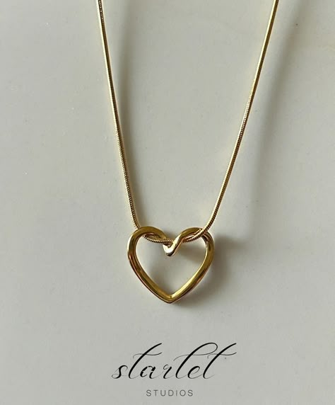 Restocked: Cupid��’s Kiss necklace 💘 Shop at 10% off 🏷️: {hypoallergenic jewellery, stainless steel jewellery, minimal, gold plated necklace} #jewelry #antitarnishjewelry #hypoallergenic #stainlesssteeljewelry #minimalstyle #goldplatedjewelry #goldplatednecklace Neckless Gold Jewelry, Kiss Necklace, Jewellery Minimal, Icon Jewelry, Gold Bracelet Simple, Delicate Gold Jewelry, Arabic Jewelry, Bff Jewelry, Creative Jewelry Photography