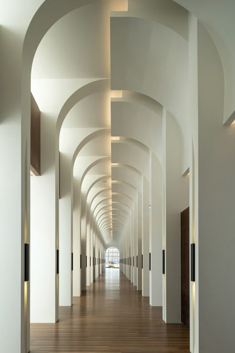 Arches In Interior Design, Ceiling To Wall Design, Architectural Wall Design, Arch Ceiling Design, Natural Lighting Architecture, Curved Ceiling Design, Indian Contemporary Interiors, Curved Corridor, Corridors Design