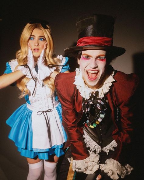 alice and the mad hatter Best Duo Costumes, Mad Hatter Costume, Alice Cosplay, Alice Costume, Duo Costumes, Alice In Wonderland Costume, The Mad Hatter, Couples Halloween Outfits, Wonderland Costumes