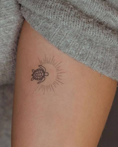 Tatouages : 35 dessins aux grandes symboliques Small Turtle Tattoo, Small Beach Tattoos, Sea Turtle Tattoo, Turtle Tattoo Designs, Small Turtle, Inspiration Tattoos, Petite Tattoos, Beach Tattoo, Bff Tattoos