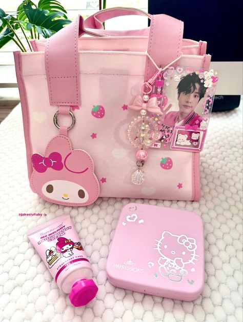 My Melody Accessories, Kpop Photocards Aesthetic, Sanrio Purse, My Melody Bag, Kpop Bag, Mochila Kpop, Sanrio Bag, What's In My Purse, School Bag Essentials