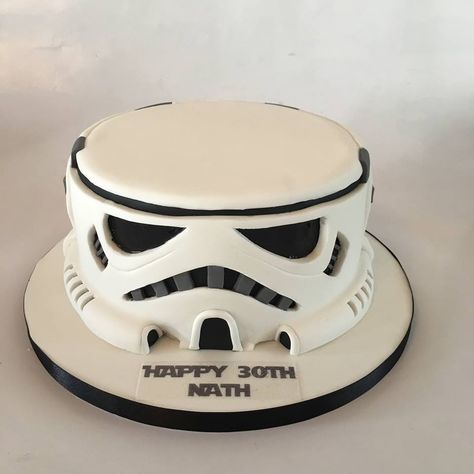 Star Wars Stormtrooper Cake, Light Saber Cake, Stormtrooper Cake, Star Wars Torte, Storm Trooper Cake, Star Wars Stencil, Star Wars Themed Birthday Party, Birth Cakes, Star Wars Birthday Cake