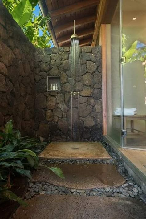 Regency Revival, Outdoor Shower Ideas, Indoor Outdoor Bathroom, Outdoor Bathroom Design, Best Modern House Design, Outdoor Showers, Loft Interior, Garden Shower, Seni Dan Kraf