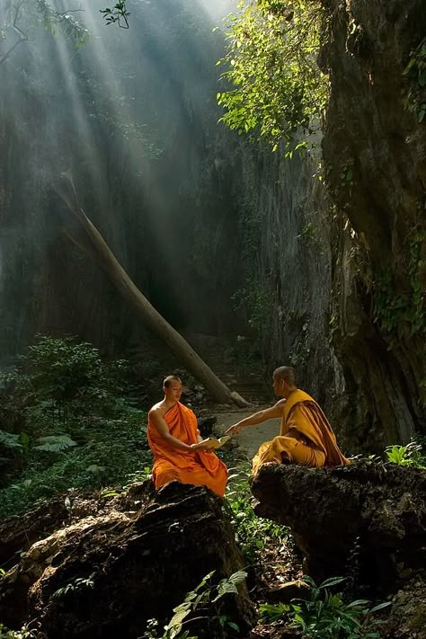 Aang Aesthetic, Jai Bheem, Thailand Language, Path To Heaven, Yoga Relaxation, Arte Yoga, Chiang Rai, Buddhist Monk, Buddha Art