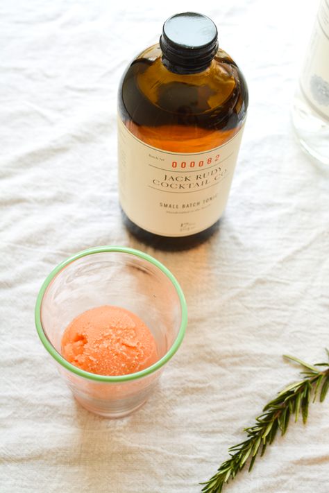 Tonic and bood orange sorbet make a yummy gin float.  \\  www.cupcakesandcutlery.com Cocktail With Gin, Blood Orange Cocktail, Tonic Syrup, Orange Cocktail, Orange Sorbet, Gin Lemon, Lemon Rosemary, Gin Cocktail, Themed Drinks