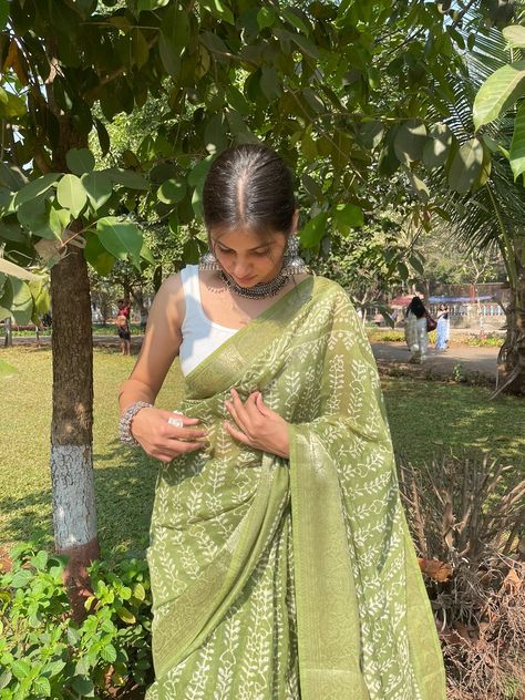 Green Saree Outfit, Saree For Brown Skin Tone, Green Saree Aesthetic, Desi Poses, Farewell Sarees, Mulmul Saree, Saree Poses, Simple Sarees, Desi Aesthetic