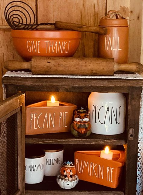 Fall Table Settings Autumn, Beauty Bar Salon Ideas, Rae Dunn Fall, Outside Halloween Decorations, Fall Apartment Decor, Fall House, Pumpkin Display, Fall Kitchen Decor, Rae Dunn Collection