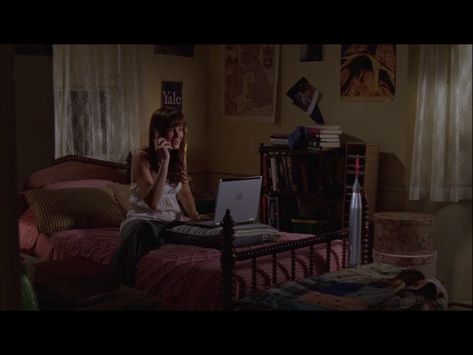 Rory Gilmore Bedroom, Rory Gilmore Room, Rory Gilmore, Gilmore Girls, Girl's Room, Bedroom, Bed, Home Decor, Home Décor