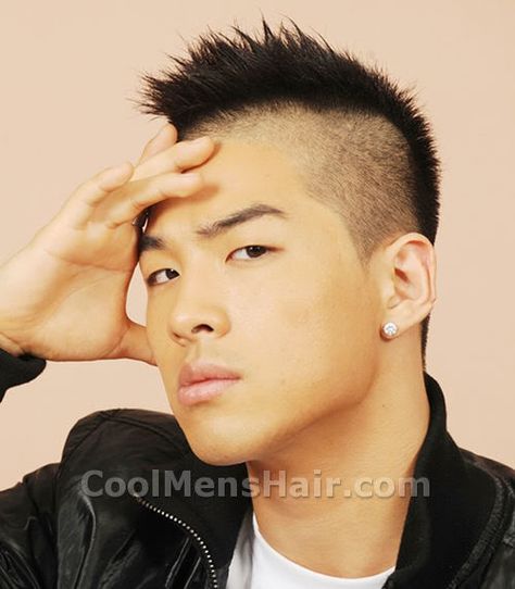 Photo of Taeyang (Dong Youngbae) Korean mohawk haircut. Taeyang Hairstyle, Jennifer Aniston Haircut, Dong Youngbae, Short Mohawk, Japanese Hairstyles, Mohawk Haircut, Korean Men Hairstyle, Asian Haircut, Asian Men Hairstyle