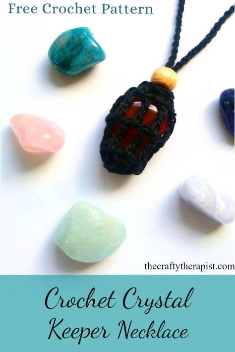 A free crochet necklace pattern for crystal lovers! Crystal holder necklace / crystal keeper necklace. Boho style crochet jewelry. Make your own crystal keeper pouch necklace today. Crochet Crystal, Crochet Stone, Crochet Necklace Pattern, Hippie Crochet, Crystal Holder, Crochet Jewelry Patterns, Stylish Crochet, Crochet Pouch, Crochet Design Pattern