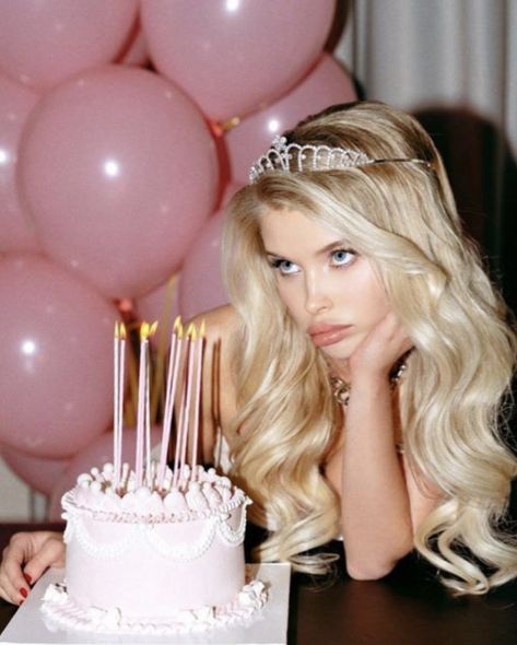 18th Birthday Girl Aesthetic, Insta Photo Ideas Birthday, Birthday Poses For Instagram With Cake, Bday Poses With Cake, Birthday Fotos, Hoco Photos, 31 Birthday, Bday Photoshoot, Cake Photoshoot