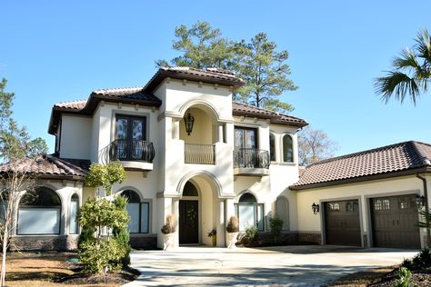 Spanish Colonial Exterior, Spanish Style Home Exterior, House Townhouse, Hillside Homes, Mediterranean House Designs, Hacienda Style Homes, Mediterranean Style Home, Mediterranean House, Townhouse Designs