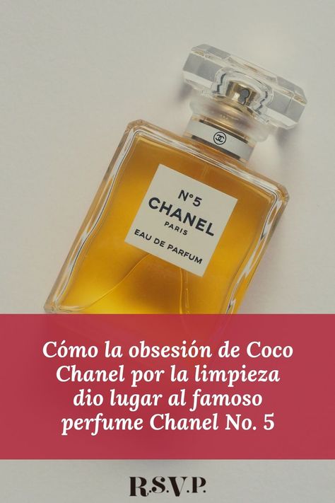 El Chanel No. 5 es uno de los perfumes clásicos más populares, ésta es la historia de cómo surgió. Chanel N 5, Perfume Chanel, Chanel No 5, No 5, Coco Chanel, Flask, Barware, Coco, Perfume Bottles