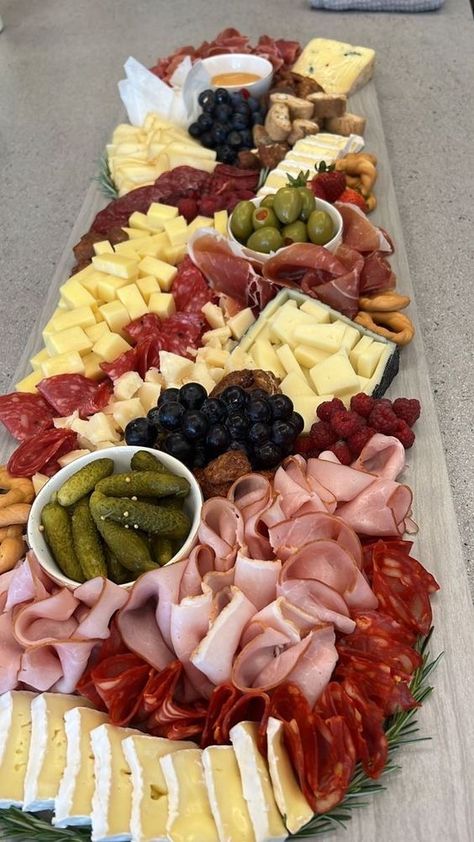 Charcuterie Board Meats, Charcuterie Appetizers, Amazing Food Platters, Decorações Com Comidas, Party Food Buffet, House Farmhouse, Catering Ideas Food, Charcuterie Inspiration, Party Food Platters