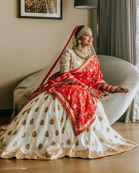 Here is our celebrity bride posing flawlessly in her amazing outfit. Royal furniture plays an important role in sit-down lehenga poses. Help your photographer to find a suitable couch or chair for your exciting sit-down pose. Firstly, sit down and spread your skirt aesthetically. Secondly, reach at a comfortable yet diverse posture as a part of getting ready for the photo. Now, strike a wide smile and look away from the camera. Done and dusted! Poses In Lehenga, Chic Lehenga, Unique Bridal Lehenga Designs, Unique Bridal Lehenga, Lehenga Poses, Sharara Designs, Kerala Wedding Photography, Celebrity Bride, Bridal Lehenga Designs