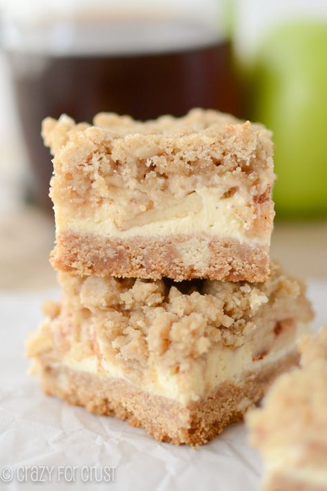 Apple Cheesecake Bars Recipe ~ Says: The crust on these bars is a combo of Nilla Wafers and Graham Crackers. It gives the bars so much depth! Then it’s topped with an amazing cheesecake mixture (do you use sour cream in your cheesecakes? I almost always do, I think it gives such a creamy, delicious texture!) and apples with cinnamon and sugar. And there’s crumble... the perfect Fall dessert! Apple Cheesecake Bars, Streusel Bars, Crumb Bars, Dessert Oreo, Crazy For Crust, Apple Cheesecake, Cheesecake Bar Recipes, Nilla Wafers, Cheesecake Bars