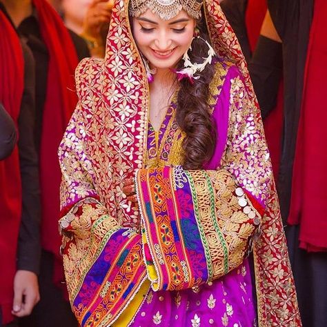 Bahawalpur Chunri House on Instagram: “Bahawalpur Chunri House” Mehendi Event, Pakistan Bride, Peachy Aesthetic, Elegant Maxi Dresses, Bridal Mehndi Dresses, Afghani Clothes, Mehndi Dress, Desi Wedding Dresses, Dresses For Summer