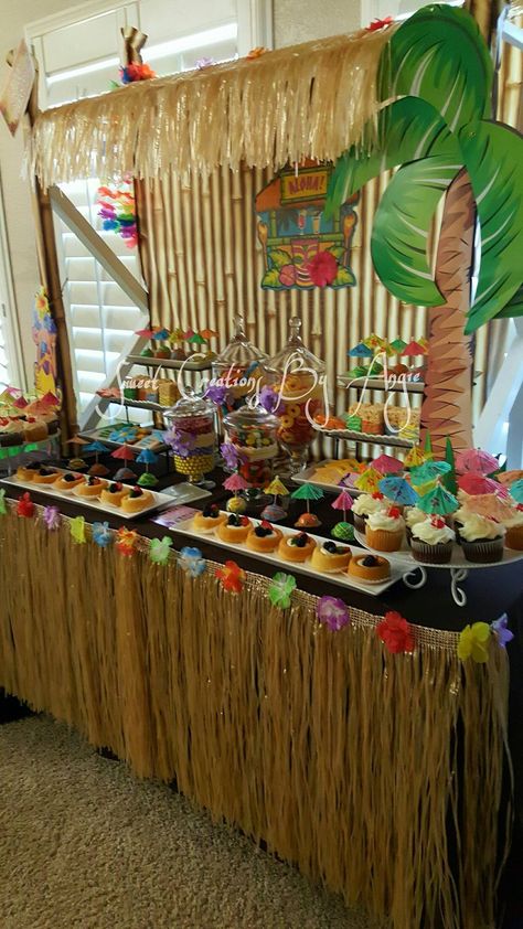 Tropisk Fest, Hawaii Birthday Party, Luau Party Food, Hawaii Themed Party, Luau Decorations, Hawaiian Party Theme, Tropical Birthday Party, Luau Party Decorations, Aloha Party