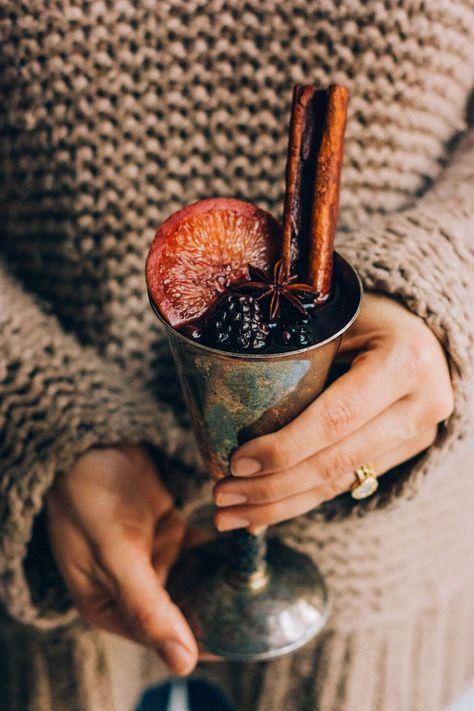 Blackberry Mulled Wine | 5 variations for the good ol' winter favorite - the mulled wine! Click through for my picks of the comforting winter drink Hot Mulled Wine, Mulled Wine Recipe, Santa Klaus, Winter Drink, Hygge Christmas, Winter Drinks, Mulled Wine, Christmas Drinks, Winter Day