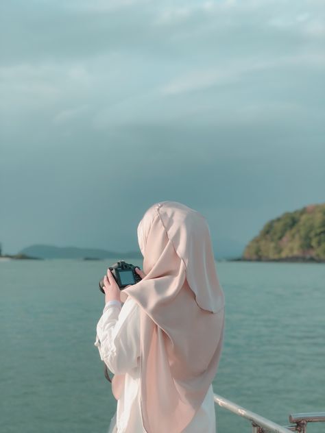 #aesthetic #beach #ootd Islamik Profile Picture, Purdah Girl Aesthetic, Marissa Dania, Aesthetic Muslim Girl, Korean Girl Dress, Girl Muslim, Fesyen Islam, Muslimah Photography, Ootd Poses