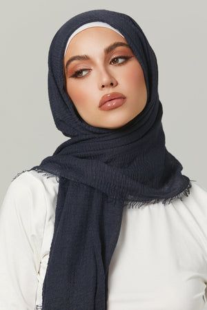 Lebanese Women, Bold Makeup Looks, Instant Hijab, Style Hijab, Bridal Makeup Looks, Trendy Fashion Tops, Hijabi Girl, Conscious Fashion, Hijab Tutorial