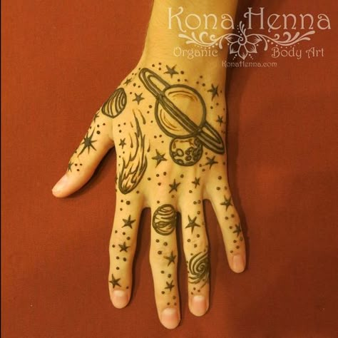 outer space henna tattoo Henna Patterns Hand, Henna Motive, Simple Henna Patterns, Henna Hand Designs, Henna Flower Designs, Cute Henna Designs, Cute Henna Tattoos, Henna Style Tattoos, Henna Tutorial