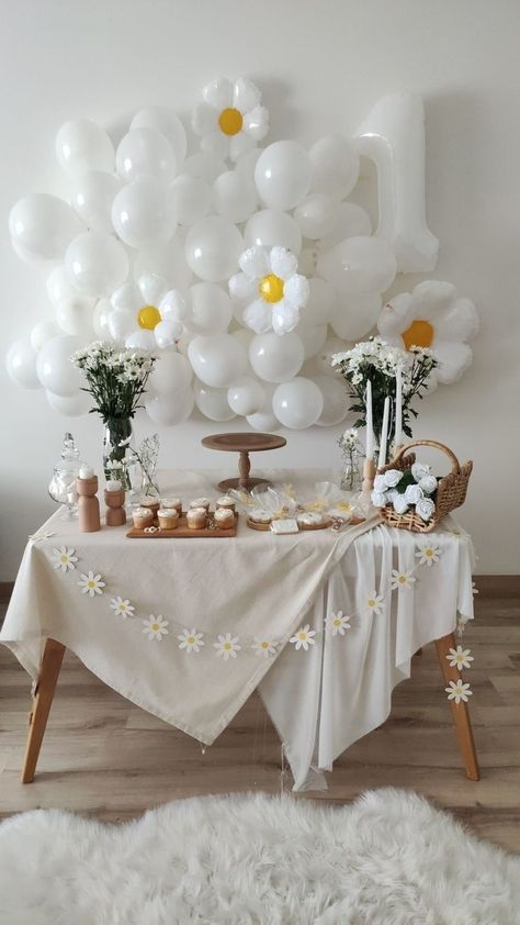 4de Verjaardag, Daisy Baby Shower, Flower Birthday Party, Birthday Cake Decorating Ideas, Simple Birthday Party, Idee Babyshower, Baby Birthday Decorations, Daisy Party, Cake Decorating Ideas