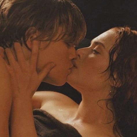 Titanic Movie Scenes, Hicks Und Astrid, Titanic Kate Winslet, Titanic Rose, Leonardo Dicaprio Movies, Jack And Rose, Titanic 1997, Leo And Kate, Leonardo Dicaprio 90s