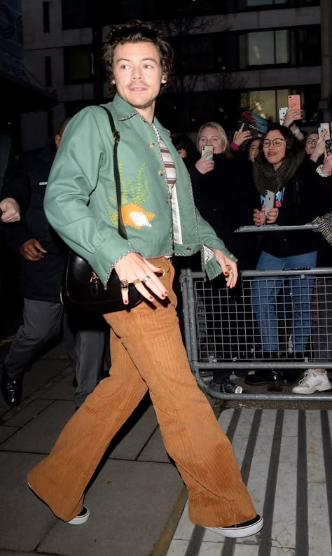 Harry Styles and His Perfectly Manicured Hands Carry a Gucci Bag | Vogue Harry Styles Clothes, Harry Styles Gucci, Harry Styles Hands, Harry Outfits, Harry Styles Outfit, Beatles Photos, Haikou, Harry Styles Pictures, Harry Styles Photos