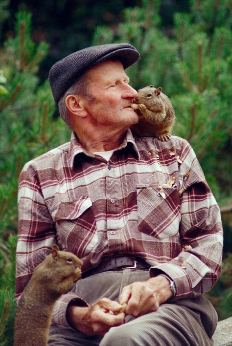 Squirrel feeding man Sweet Pictures, Odd Couples, Animals Friendship, A Squirrel, Chipmunks, Old Man, Animals Friends, Animals Beautiful, Pet Birds