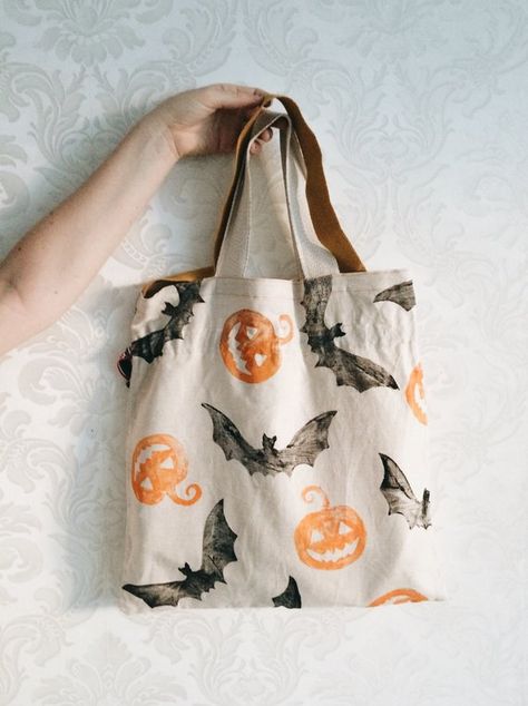 Diy Halloween Tote Bag, Diy Halloween Gift Bags, Fall Tote Bags Diy, Halloween Tote Bags Diy Paint, Canvas Tote Bag Painting Ideas, Halloween Bag Ideas, Halloween Bags Diy, Eco Club, Diy Treat Bag