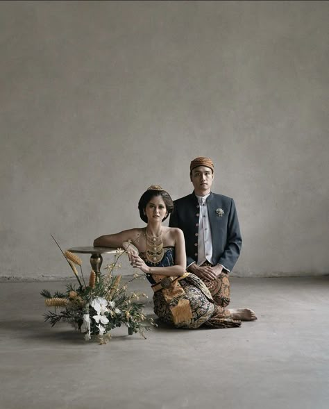 Prewedding Adat, Prewedding Studio, Pre Wedding Photoshoot Theme, Pose Prewedding, Javanese Wedding, Pre Wedding Photoshoot Props, Adat Jawa, Pre Wedding Photoshoot Outfit, Wedding Photo Studio