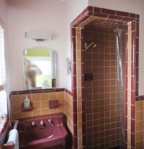 Clive and Mike's 1952 ranch house in Florida - Retrorenovation Wwii Decor, Cream Tile Bathroom, Pink Terrazzo Floor, Red Tile Bathroom, Maroon Bathroom, 1940s Cottage, Peach Bathroom, Pink Terrazzo, Terrazzo Floors