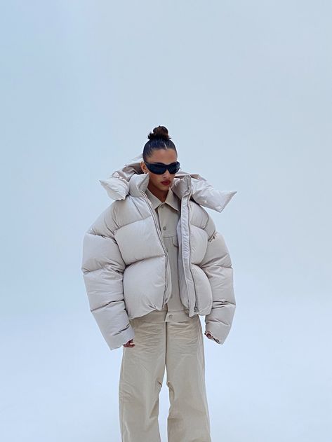 Winter Outfits Puffer Jacket, Puffer Jacket Outfit Women, Puff Jacket Outfit, Blazer Streetwear, Winter Jackets For Women, Fashion Illustration Portfolio, Puffer Outfit, Puffer Jacket Style, Puffer Jacket Outfit